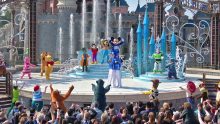 Mickey presents “Happy Anniversary Disneyland Paris”